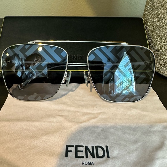 Fendi - Picture 2 of 6